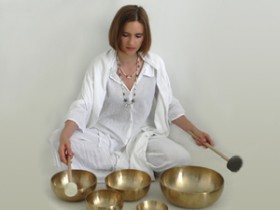 A hangtálak szférikus rezgése, a meditatív relaxációs zene és a jóga nidra (mély-relaxáció) 5000 éves módszerével egyesítve visszaállítja a test és a szellem őseredeti harmóniáját, valamint elősegíti a teljes fizikai, mentális és érzelmi relaxációt. A hangtálak szférikus rezgése, a meditatív relaxációs zene és a jóga nidra (mély-relaxáció) 5000 éves módszerével egyesítve visszaállítja a test és a szellem őseredeti harmóniáját, valamint elősegíti a teljes fizikai, mentális és érzelmi relaxációt.