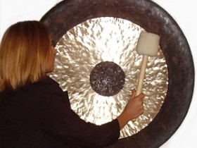 A hangtálak és a gong – oberton gazdagságuk miatt – intenzív hatást
fejtenek ki mind a fizikai- és a mentális síkon. A hangtálak és a gong – oberton gazdagságuk miatt – intenzív hatást
fejtenek ki mind a fizikai- és a mentális síkon.